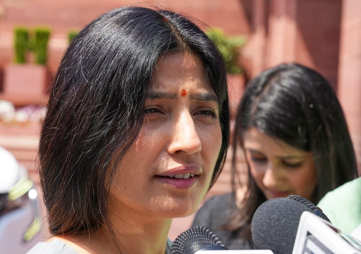 उत्तर प्रदेश के पूर्व मुख्यमंत्री और समाजवादी पार्टी के अध्यक्ष अखिलेश यादव की पत्नी डिंपल यादव का रिश्ता उत्तराखंड की मिट्टी से भी जुड़ा है. बहुत कम लोग जानते हैं कि डिंपल मूल रूप से उत्तराखंड के एक गांव से ताल्लुक रखती हैं और एक फौजी परिवार से आती हैं.