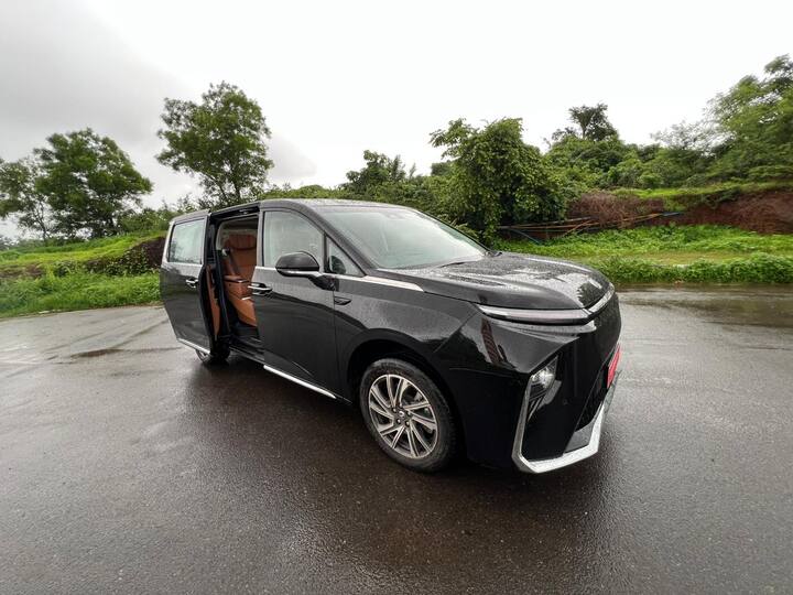 M9-এ পাবেন ইললেকট্রিক্যালি অ্যাডজাসটেড রেয়ার ডোর, যা পিছনের সিটে ফোকাস থাকাকালীন স্লাইড করে খুলে যায়। পিছনের দিকে ক্যাপ্টেন সিট কনফিগারেশন রয়েছে, যাকে এখানে  প্রেসিডেন্সিয়াল সিটও বলা হয়। এই আসনগুলি হিটিং, কুলিং, ম্যাসাজ এবং ভাঁজ করা অটোমান ডিজাইন সহ আসে।