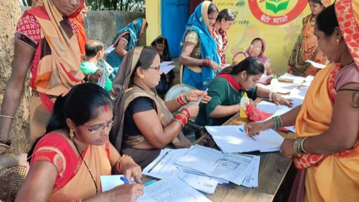 हालांकि आपको बता दें पिछले महीने के मुकाबले देखें तो इस महीने 7000 महिलाओं के नाम इस योजना से कटे हैं. अगर आप भी महिलाओं में से शामिल है जिनके खाते में महतारी बंधन योजना के पैसे नहीं पहुंचे. तो परेशान ना हों.