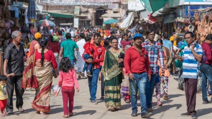 यूरोपीय देशों में प्रवासन और शिक्षा के लिए गए हिंदुओं की वजह से भी संख्या में वृद्ध‍ि देखी गई है. किसी भी देश में हिंदुओं की जनसंख्या में 5 फीसदी से अधिक की वृद्धि या गिरावट नहीं देखी गई है, जो दर्शाता है कि स्थिति स्थिर बनी हुई है.