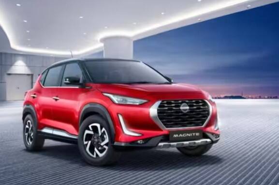 ਕੀਮਤ ਅਤੇ ਇੰਜਣ ਦਿੱਲੀ ਵਿੱਚ ਨਿਸਾਨ ਮੈਗਨਾਈਟ ਦੀ ਐਕਸ-ਸ਼ੋਰੂਮ ਕੀਮਤ 6.14 ਲੱਖ ਰੁਪਏ ਤੋਂ 10.54 ਲੱਖ ਰੁਪਏ ਤੱਕ ਹੈ। ਇਸ ਵਿੱਚ 1.0-ਲੀਟਰ ਪੈਟਰੋਲ ਇੰਜਣ ਹੈ। ਨਾਲ ਹੀ, ਇਹ ਕਾਰ CNG ਵਿੱਚ ਵੀ ਉਪਲਬਧ ਹੈ। ਇਹ ਪੈਟਰੋਲ ਵਰਜ਼ਨ ਨਾਲੋਂ 75,000 ਵੱਧ ਮਹਿੰਗੀ ਹੈ। CNG ਮਾਡਲ ਦੀ ਕੀਮਤ 6.89 ਲੱਖ ਰੁਪਏ ਹੈ। ਮੈਗਨਾਈਟ CNG ਦੀ ਮਾਈਲੇਜ ਬਾਰੇ ਅਜੇ ਤੱਕ ਕੋਈ ਜਾਣਕਾਰੀ ਪ੍ਰਾਪਤ ਨਹੀਂ ਹੋਈ ਹੈ, ਪਰ ਉਮੀਦ ਕੀਤੀ ਜਾਂਦੀ ਹੈ ਕਿ ਇਹ ਸ਼ਹਿਰ ਵਿੱਚ 24 ਕਿਲੋਮੀਟਰ ਪ੍ਰਤੀ ਕਿਲੋਗ੍ਰਾਮ ਦੀ ਮਾਈਲੇਜ ਦੇ ਸਕਦੀ ਹੈ।