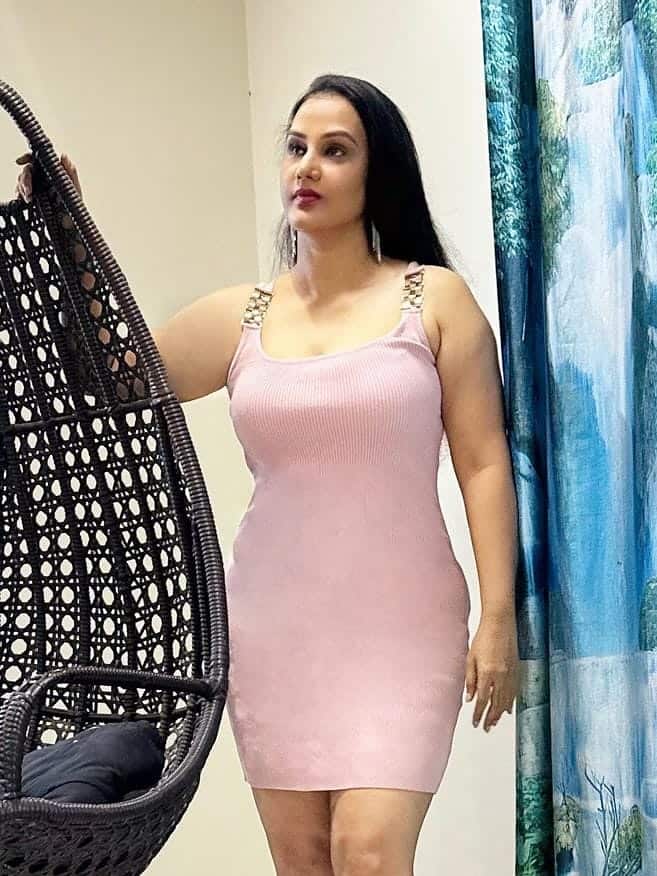 అపూర్వ ఫోటోలకు ఒక నెటిజన్ 'నువ్వు ఆంటీ క్యారెక్టర్లు చేయడం ఏమిటి? కత్తిలా ఉన్నావ్' అని కామెంట్ చేశారు. (Image Courtesy: apoorvaactress / facebook)