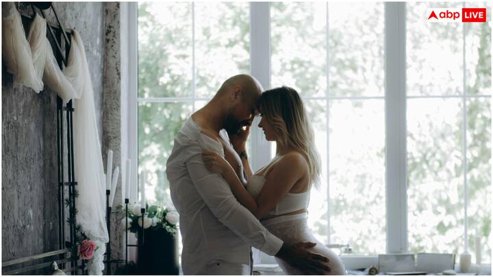 दिल्ली की साइकॉलजिस्ट डॉ. अनीता शर्मा कहती हैं कि शारीरिक संबंध न केवल शारीरिक जरूरतों को पूरा करते हैं, बल्कि इनसे इमोशनल सिक्योरिटी और कॉन्फिडेंस में भी इजाफा होता है. हालांकि, यह तभी संभव है, जब दोनों व्यक्ति एक-दूसरे के साथ सहज हों.