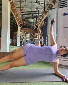 Neha Bhasin PHOTO: લવેન્ડર આઉટફીટમાં ગોર્જિયસ લાગી નેહા, પરફેક્ટ ફિગર કર્યું ફ્લોન્ટ