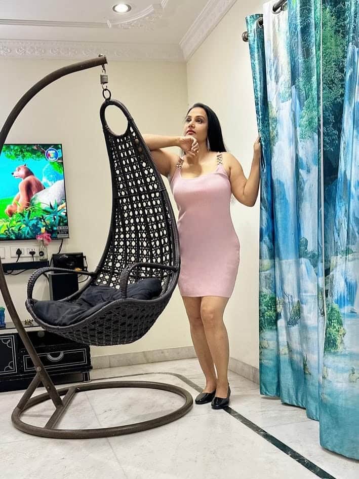 నటి అపూర్వ సోషల్ మీడియాలో తాజాగా షేర్ చేసిన ఫోటోలు ఇవి. ఇప్పుడు ఆవిడ వయసు 50 ఏళ్ళు. ఈ ఏజ్ లో గ్లామరస్ ఫోటోషూట్ చేయడం వైరల్ అవుతోంది, (Image Courtesy: apoorvaactress / facebook)