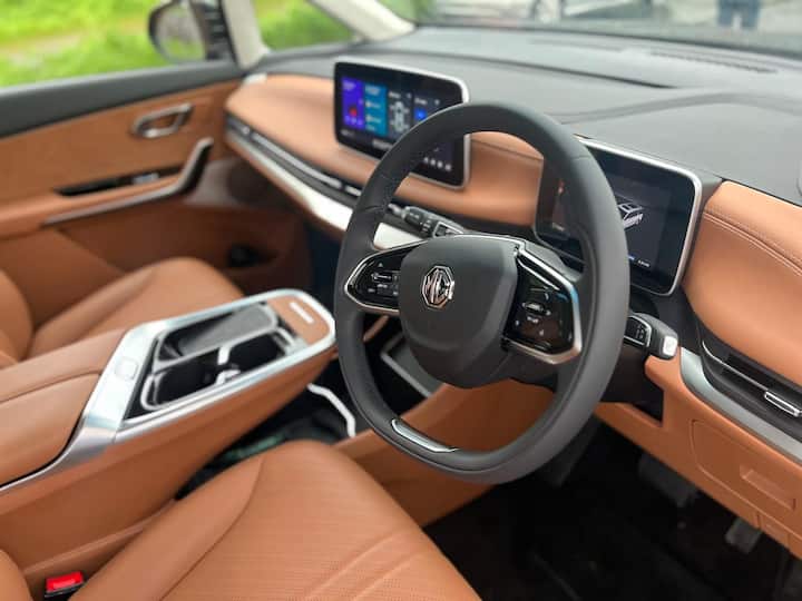 M9-এ থাকবে 90kwh NMC ব্যাটারি প্যাক, 245hp এবং 350Nm সহ একটি সিঙ্গল মোটর, যা 548km রেঞ্জ দেয়। ডিসি ফাস্ট চার্জারে চার্জ করার সময় নেয় 90 মিনিট ও এসি ফাস্ট চার্জারের মাধ্যমে 10 ঘণ্টা। এই গাড়িতে বুট স্পেস ৯৪৫ লিটার ছাড়াও আছে ৫৫ লিটার ফ্রাঙ্কও। ৩টি রঙে পাওয়া যাবে এমজি এম৯, এমজি সিলেক্টের ৩০টি ডিলারশিপের মাধ্যমে রিটেল বিক্রি করা হবে এই গাড়ি।