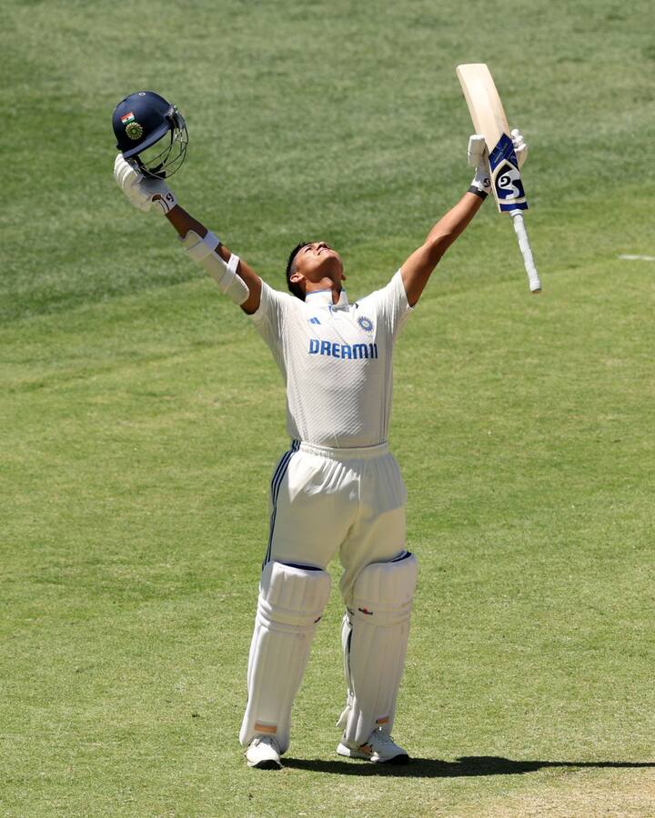 वहीं पहले दिन भारत के लिए यशस्वी जायसवाल ने शानदार बल्लेबाजी की थी. जडेजा ने अटैकिंग बल्लेबाजी करते हुए 87 रन जड़ दिए थे. वो टेस्ट में भारतीय बल्लेबाज द्वारा सबसे तेज 2000 रन बनाने के रिकॉर्ड से सिर्फ 10 रन से चूक गए थे.