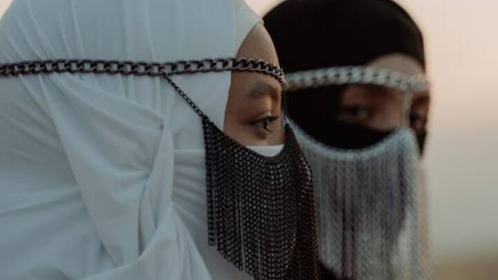 कजाकिस्तान एक 70 फीसदी मुस्लिम आबादी वाला देश है. बावजूद इसके वहां पर बुर्के पर पाबंदी है. इस देश में मुस्लिमों के बाद बड़ी संख्या ईसाई धर्म के लोगों की है.