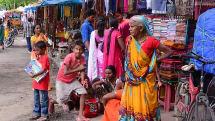 फिजी में हिंदुओं की आबादी करीब 27 प्रतिशत है, लेकिन यह संख्या घट रही है। सूरीनाम, त्रिनिदाद और टोबैगो में भारतीय मूल के लोगों की बड़ी आबादी है, जो औपनिवेशिक काल के दौरान मजदूरों के बच्चे थे।