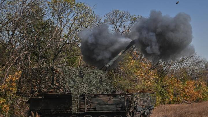 AHS Krab पोलैंड की यह शक्तिशाली हॉवित्जर K9 चेसिस पर आधारित है और इसे पश्चिमी तथा पूर्वी तकनीक का मेल कहा जाता है. इसका कैलिबर 155 मिमी है. . रेंज लगभग 40 किमी है. फायर रेट 6 राउंड/मिनट है. इसमें टॉप क्लास बुर्ज, मशीन गन और स्मोक ग्रेनेड लॉन्चर लगे हैं, जो इसे हर दिशा से खतरनाक बनाते हैं.