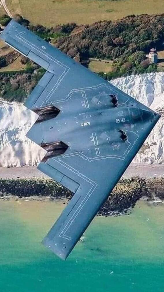 एका B-2 बॅाम्बर बनवण्यासाठी किती खर्च येतो?