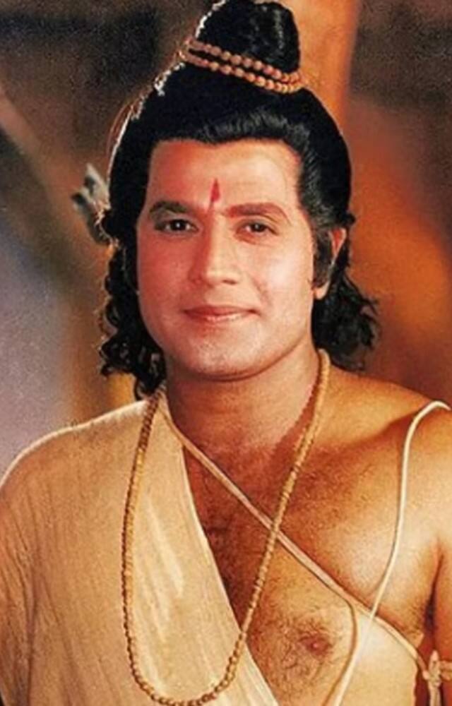 রামানন্দ সাগরের রামায়ণ-এ অভিনেতা অরুণ গোভিল (Arun Govil) শ্রীরামের চরিত্র অভিনয় করে সবার মন জয় করেছিলেন। আজও মানুষ তাকে ভগবান রামের রূপেই যেন দেখেন। এখনও যেন রামানন্দ সাগরের রামায়ণ দর্শকদের কাছে চিরনতুন।