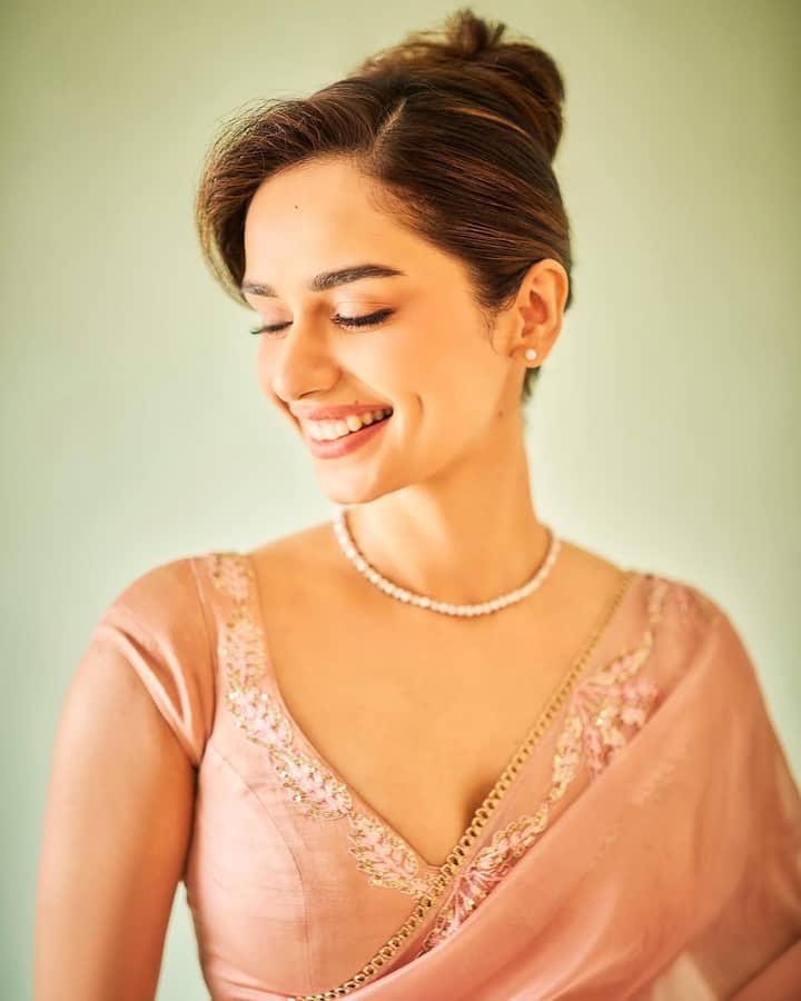 जब से उन्होंने अभिनय की दुनिया में कदम रखा है, तब से उनके फॉलोअर्स की लिस्ट भी काफी बढ़ गई है।