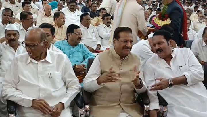 सध्या जरी उदयनराजे भोसले यांचा राजकीय मार्ग वेगळा असला तरी बाळासाहेब पाटील यांच्या मुलाच्या लग्नाच्या कार्यक्रमात जुने नवे काँग्रेसचे नेते एकत्र आले आहेत, असं पाहायला मिळत आहे. उदयनराजे भासले पृथ्वीराज चव्हाण यांच्याशी चर्चा करताना पाहायला मिळालं.