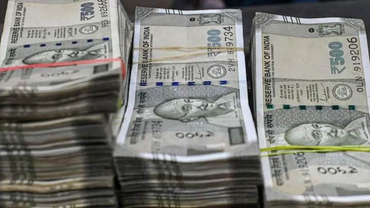 మీరు మీ పాప కోసం కోటీ రూపాయలు సేవ్ చేయాలనుకుంటే.. మీ కుమార్తె భవిష్యత్తు కోసం ఓ మంచి ప్లేస్​లో పెట్టుబడి పెట్టాల్సి ఉంటుంది. అలాంటి ప్లేస్ ఏంటి? ఎలా సేవ్ చేస్తే ఆమె పెళ్లి సమయానికి కోటి రూపాయలు జమ చేయొచ్చు.