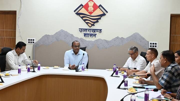 तो इसके अलावा आप उत्तराखंड राज्य निर्वाचन आयोग के टोल फ्री नंबर 1800 180 4280 पर भी अपनी शिकायत दर्ज कर सकते हैं. इसके अलावा आज के समय में चुनाव आयोग सोशल मीडिया प्लेटफॉर्म्स भी एक्टिव रहता है. तो आप एक्स के जरिए भी अपनी बात वहां चक पहुंचा सकते हैं.