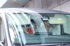 पति सिद्धार्थ मल्होत्रा संग स्पॉट हुईं प्रेग्नेंट कियारा आडवाणी, मीडिया को देख छाते से छुपाया बेबी बंप