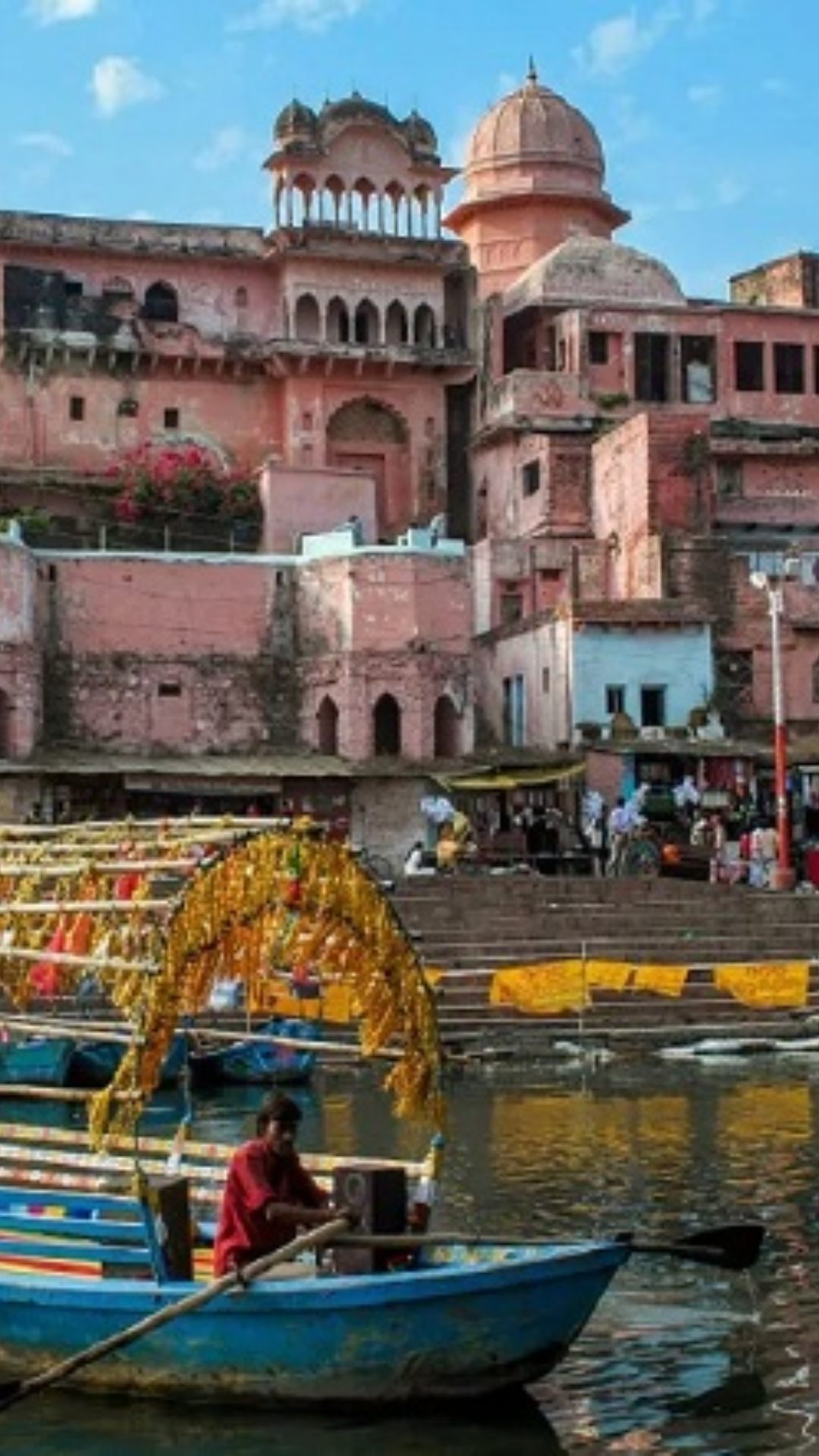 चित्रकूट के पास स्थित सतना जिले में मैहर वाली माता का प्रसिद्ध मंदिर है