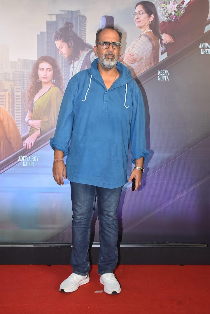 डायरेक्टर आनंद एल रॉय भी मेट्रो इन दिनो की स्क्रीनिंग में पहुंचे थे. उन्होंने पैपराजी के लिए पोज भी दिए.