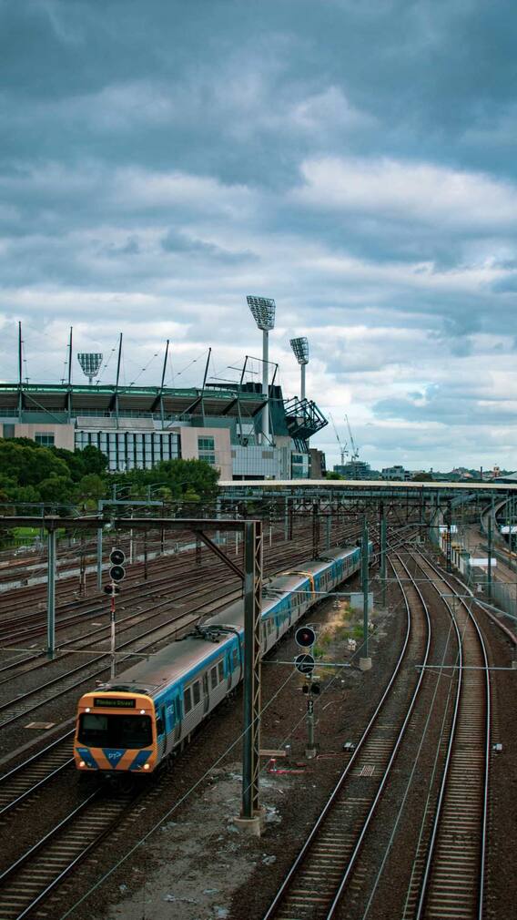 पटरियों के बीच की दूरी कितनी होती है?