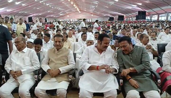 राष्ट्रवादी काँग्रेस शरदचंद्र पवार पक्षाचे नेते बाळासाहेब पाटील यांच्या मुलाच्या लग्नात उदयनराजे भोसले आणि शरद पवार आणि इतरांची भेट झाली आहे.