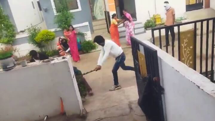 मुलीच्या छेडछाडीला विरोध केल्यामुळे शेजारी राहणाऱ्या तरुणासह वाळू तस्करी करणाऱ्या त्याच्या साथीदारांकडून मुलीच्या वडिलांना आणि घरातील इतर सदस्यांना मारहाण करण्यात आली.