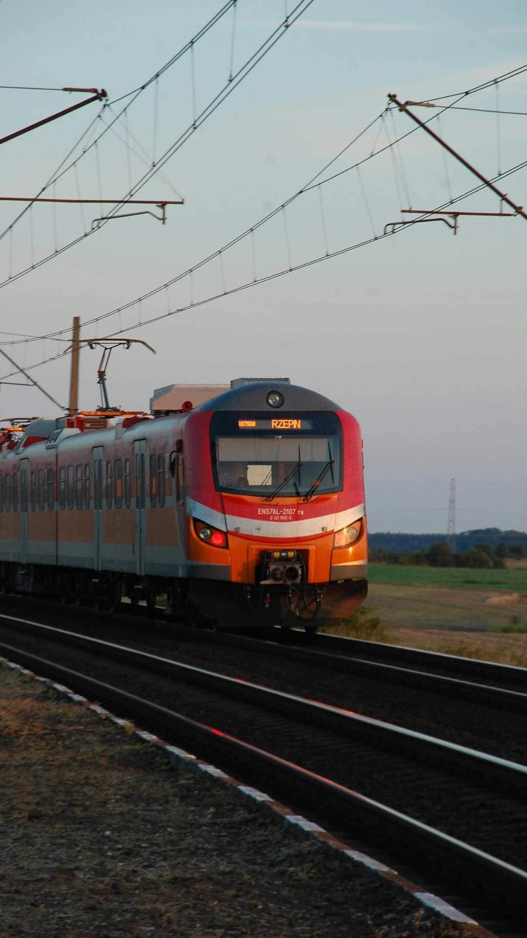 पटरियों के बीच की दूरी अलग-अलग होती है जिसे गेज कहा जाता है