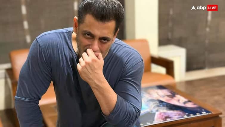 सलमान खान ने फोटो में दिखाई अपकमिंग फिल्म की झलक, फैंस बोले-पीछे टेबिल पर क्या है?