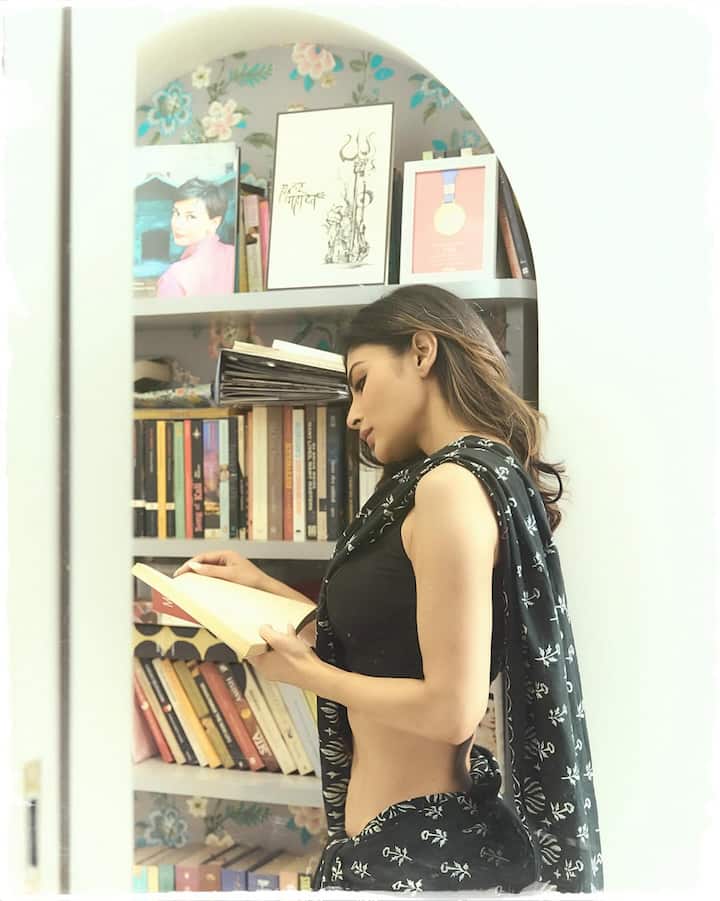 Her soft, flowy curls added a graceful frame to her face, enhancing the overall feminine vibe of the look.