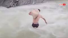 Watch: कंधों पर राशन और तेज बहाव, शख्स ने ऐसे पार की खतरनाक नदी, दिल दहला देगा ये वायरल वीडियो