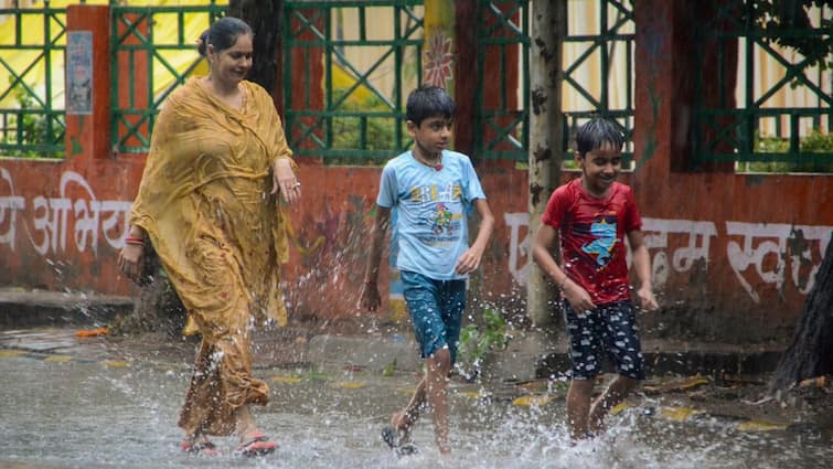 UP Weather Update IMD Alert for Thunderstorm Rain Alert From 4 July Jhansi Varanasi Sonbhadra ka mausam UP Weather: यूपी में 9 जुलाई तक जारी रहेगा बारिश का दौर, आज इन जिलों में अलर्ट, जानें- मौसम का हर अपडेट