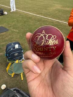 IND VS ENG: भारत-इंग्लैंड टेस्ट मैच में इस्तेमाल हो रही गेंद कितने की आती है? कीमत आपके होश उड़ा देगी