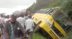 Sangamner Accident News: संगमनेर तालुक्यातील चंदनापूरी घाटात शालेय बसचा भीषण अपघात; विद्यार्थ्यांसह बस थेट खड्ड्यात कोसळली