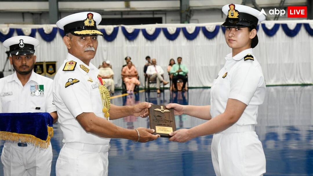 Sub-Lieutenant Aastha Punia became first woman fighter pilot Indian Navy सब-लेफ्टिनेंट आस्था पुनिया बनीं नौसेना की पहली महिला फाइटर पायलट, उड़ाएंगी ये घातक लड़ाकू विमान