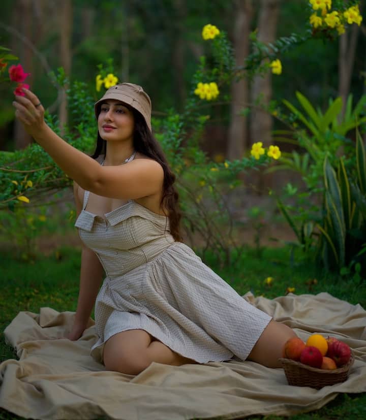 अभिनेत्री मेघा शुक्ला की ये तस्वीरें इंस्टाग्राम पर पोस्ट होते ही वायरल होने लगी हैं।लोग इन पर खूब कमेंट करते नजर आए।