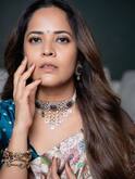 Anasuya Bharadwaj: ట్రెడిషనల్ చీర కట్టులో అందాల అనసూయ - కలర్ ఫుల్ శారీ విత్ మెస్మరైజింగ్ లుక్స్