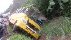 Sangamner Accident News: संगमनेर तालुक्यातील चंदनापूरी घाटात शालेय बसचा भीषण अपघात; विद्यार्थ्यांसह बस थेट खड्ड्यात कोसळली