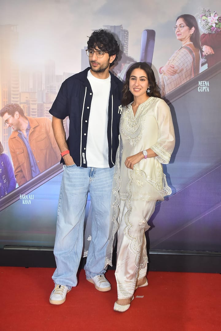 सारा अकेले नहीं बल्कि अपने भाई इब्राहिम अली खान के साथ पहुंची थीं. दोनों भाई-बहन ने पैपराजी के लिए जमकर पोज दिए.