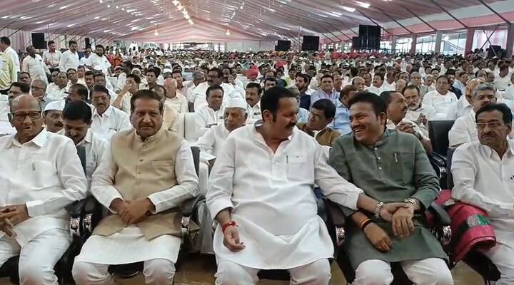 भारतीय जनता पार्टीचे खासदार उदयनराजे भोसले आणि राष्ट्रवादीचे नेते शरद पवार यांची भेट झाली आहे. माजी सहकार मंत्री बाळासाहेब पाटील यांच्या चिरंजीवाच्या लग्नात ही भेट झाली. यावेळी काँग्रेस आणि राष्ट्रवादीचे प्रमुख नेते दिसून आले.