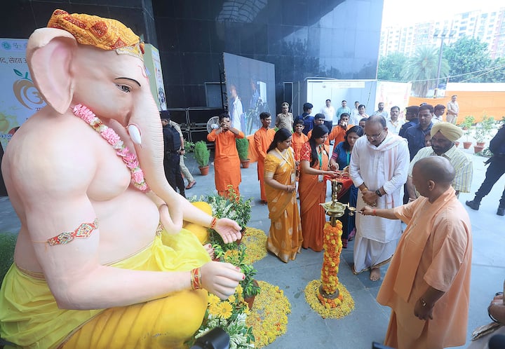 मुख्यमंत्री योगी आदित्यनाथ ने लखनऊ के अवध शिल्प ग्राम, अवध विहार योजना, सेक्टर 9, में तीन दिवसीय ‘उत्तर प्रदेश आम महोत्सव 2025’ का शुभारंभ किया. इस महोत्सव में देशभर के बागानों से चुनकर लाए गए 800 से अधिक किस्मों के आमों की प्रदर्शनी ने सभी का ध्यान आकर्षित किया. कार्यक्रम को संबोधित करते हुए सीएम योगी ने कहा कि हमारे बागवानों ने जलवायु परिवर्तन और ग्लोबल वार्मिंग की चुनौतियों के बावजूद तकनीक का उपयोग कर शानदार प्रदर्शन किया है. ढाई से तीन किलो के आमों की किस्में देखकर आश्चर्य होता है, जो न केवल स्वाद में बेजोड़ हैं, बल्कि वैश्विक बाजार में भी उत्तर प्रदेश की शान बढ़ा रहे हैं.