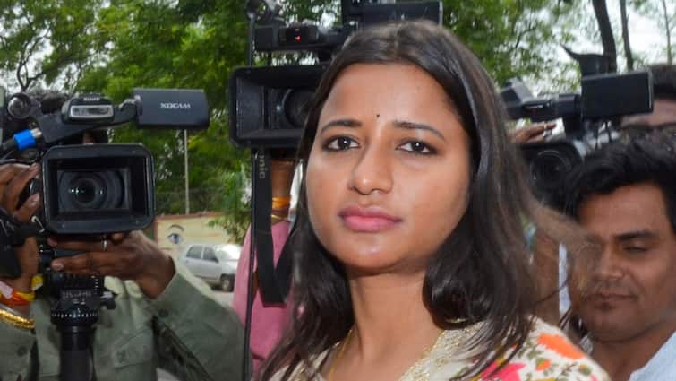 Action on former Congress MLA Amba Prasad close associates ED raid on 8 locations in Jharkhand झारखंड में कांग्रेस की पूर्व विधायक अंबा प्रसाद के करीबियों पर एक्शन, 8 ठिकानों पर ED की छापेमारी