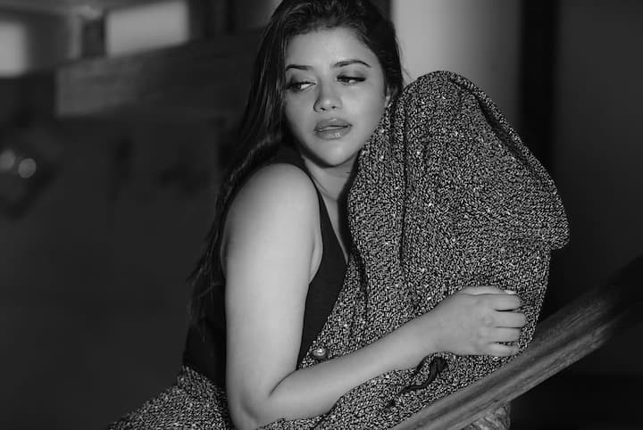 Let me tell you that Rewa Kishan is an actress and has worked in many music albums.
