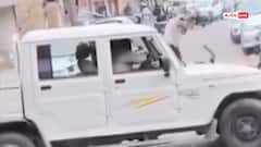 Watch: बीकानेर की सड़क पर दिनदहाड़े गुंडागर्दी, पहले गाड़ी से मारी टक्कर, फिर बेरहमी से की पिटाई, वीडियो वायरल