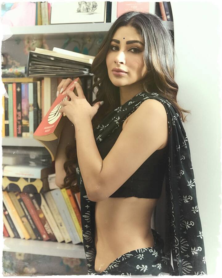 The tiny black bindi was a small yet powerful detail that elevated her saree aesthetic.