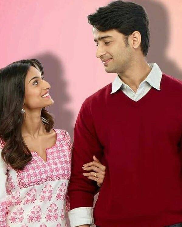 कुछ रंग प्यार के ऐसे भी में शहीर शेख और एरिका फर्नांडीज ने लीड रोल निभाया. दोनों की प्रेम कहानी को इतने शानदार तरीके से दिखाया गया कि वो ऑडिएंस के मन में छाप छोड़ गई. देव और सोनाक्षी बन इन कलाकारों ने खूब तारीफे बटोरी थीं.