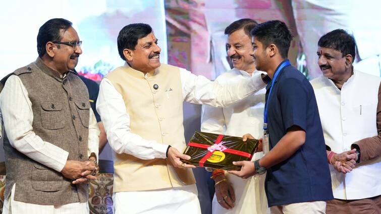 Mohan Yadav transfer 25 thousand rupees for laptops to 94 thousand meritorious students एमपी के मेधावी छात्रों को सीएम मोहन यादव का तोहफा, लैपटॉप के लिए इतने हजार रुपये ट्रांसफर