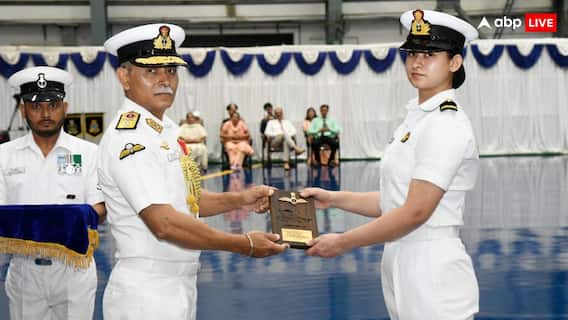 नेवी की पहली महिला पायलट आस्था पुनिया का ऐसा रहा है सफर, जानिए कितनी मिलती है सैलरी?