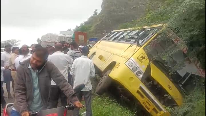 यात पाच ते सहा विद्यार्थी किरकोळ जखमी झाल्याची प्राथमिक माहिती हाती आली आहे. मात्र सुदैवाने मोठा अनर्थ टळला आहे.