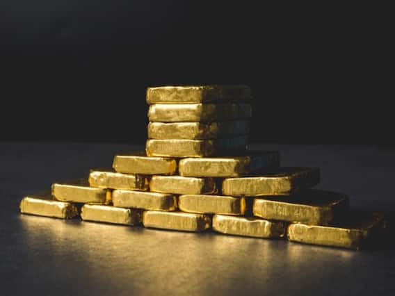 हैदराबाद में सोने का भाव - 18 कैरेट: ₹7,405 प्रति ग्राम (कल के ₹7,450 से कम)। 22 कैरेट: ₹9,050 प्रति ग्राम (कल के ₹9,105 से कम)। 24 कैरेट: ₹9,873 प्रति ग्राम (कल के ₹9,933 से कम)।