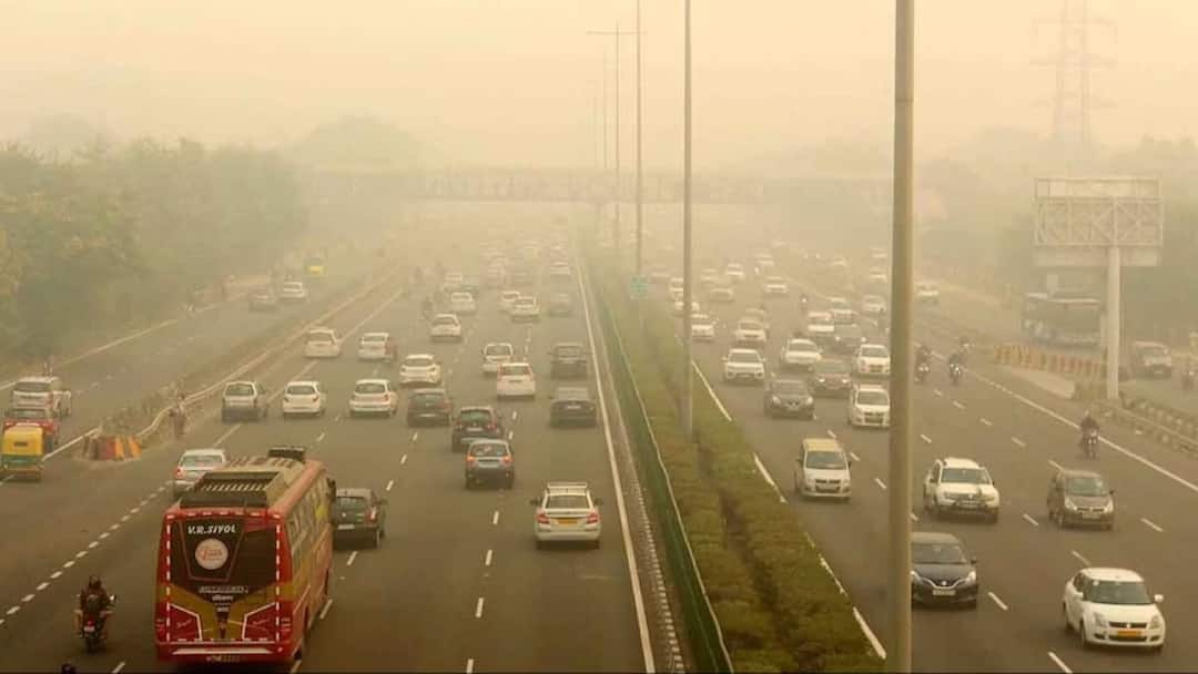How old vehicles are responsible for Delhi poisonous air pollution delhi ncr old car banned rules end of vehicle ten and fifteen year old दिल्ली की जहरीली हवा के लिए कितनी जिम्मेदार हैं पुरानी गाड़ियां, सच जानकर हैरान रह जाएंगे आप